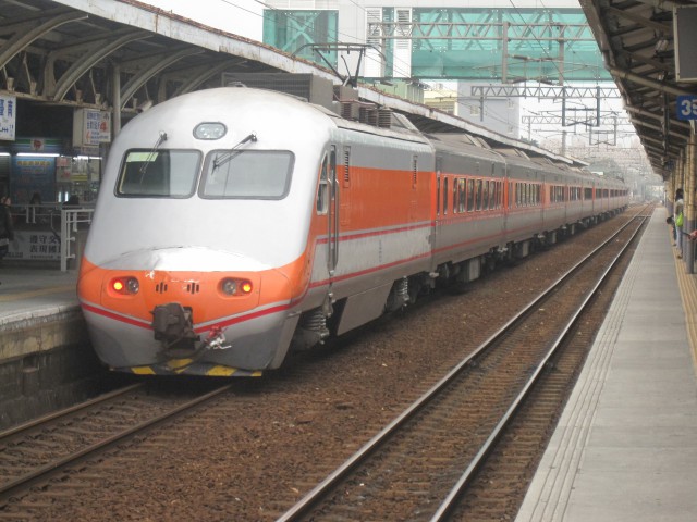 台鉄E1000型