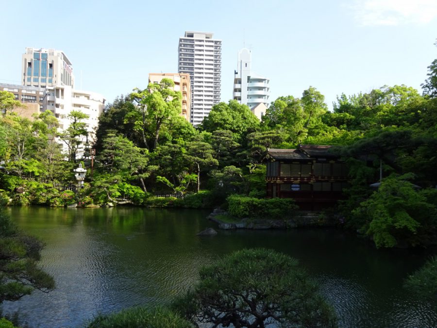 日本庭園。奥に見えるのは舟屋形。